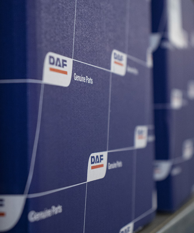 Ein dunkelblauer Karton mit dem Aufdruck DAF Genuine Parts - vertrieben von BTS