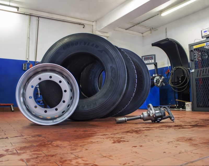 BTS GmbH & Co. KG bietet einen Reifen Service an. Neue Reifen kaufen, Altreifen entsorgen lassen. Felgen. Reifenwechsel. Auswuchten.
